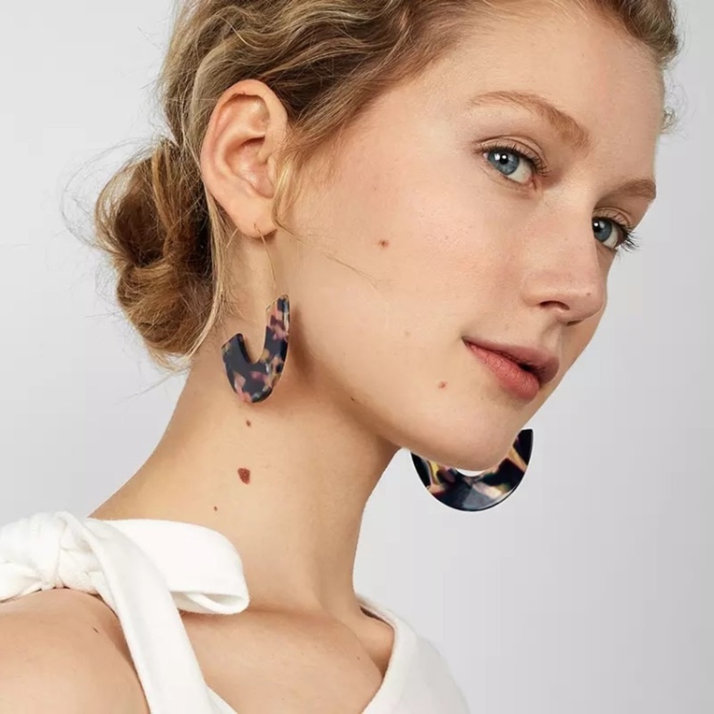 Tortoiseshell Hoop Dangle Chic Statement Earrings - Picture 6 of 7